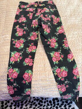 GUESS 1981 3 Zip Crop Jeans — Black Floral Rose Print, Size 25